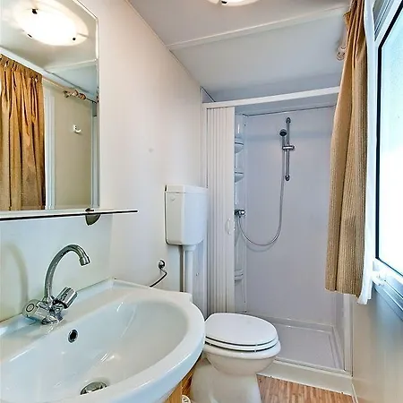キャンプ場 Happy Camp Mobile Homes In Cisano San Vito バルドリーノ
