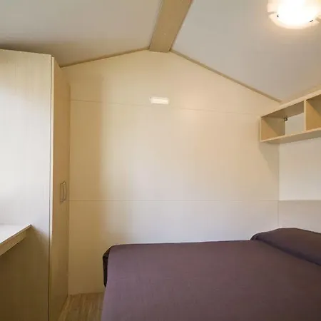 キャンプ場 Happy Camp Mobile Homes In Cisano San Vito バルドリーノ